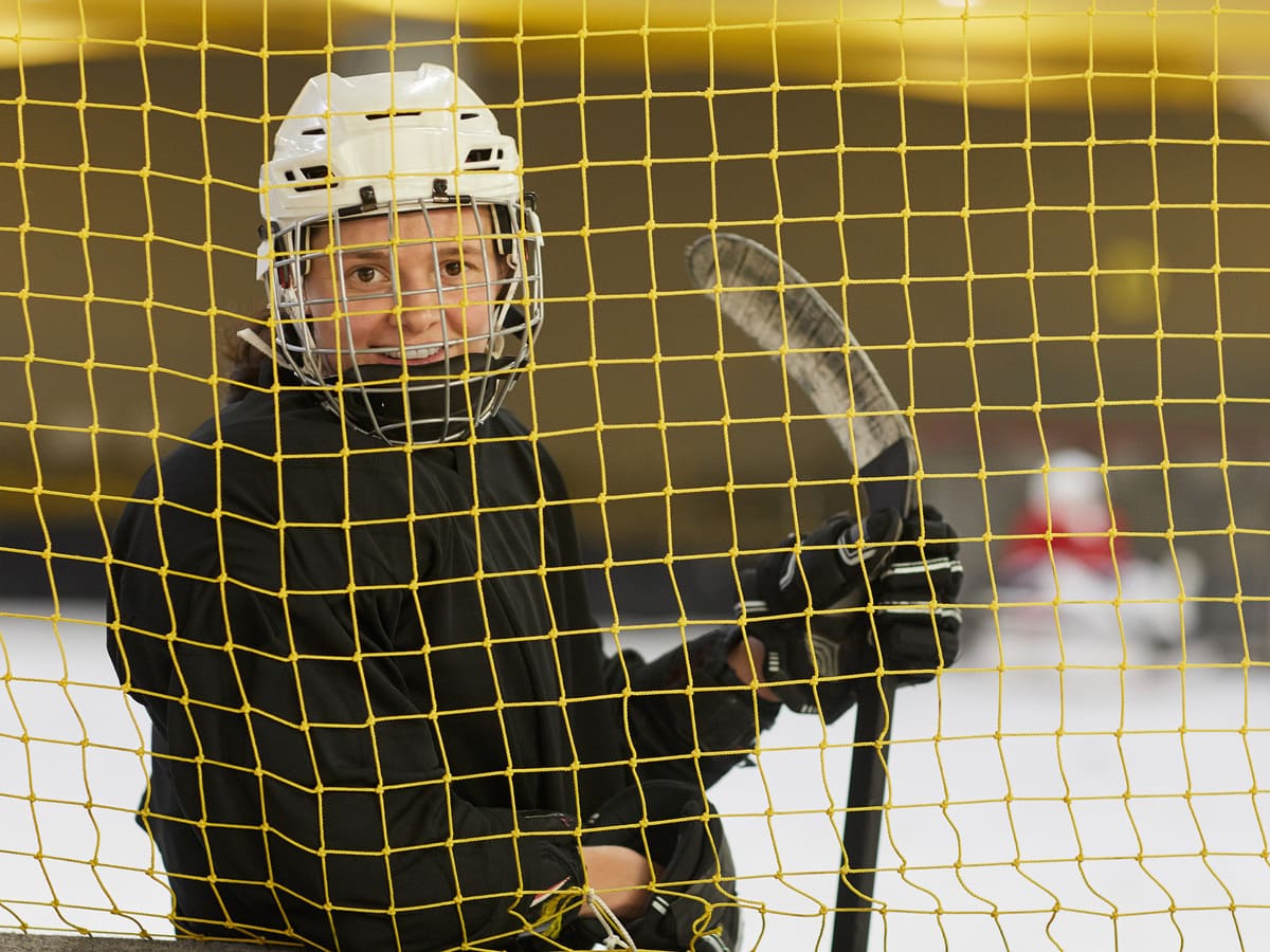 Jugadora tras la portería de hockey hielo